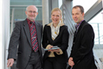 (v.l.n.r.): Eckhard Reiser und Claudia Berger von der Wirtschaftsakademie mit Sebastian Krug (v.l.n.r.): Eckhard Reiser und Claudia Berger von der Wirtschaftsakademie mit Sebastian Krug
