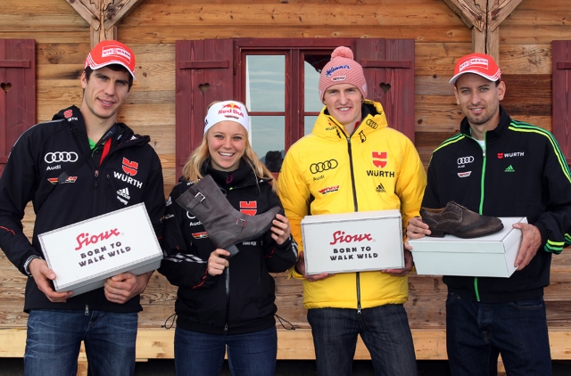 DSV-Sportler mit ihren neuen Sioux-Modellen (v.l.n.r): Biathlet Arnd Peiffer, Biathletin Miriam Göss DSV-Sportler mit ihren neuen Sioux-Modellen (v.l.n.r): Biathlet Arnd Peiffer, Biathletin Miriam Göss