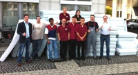 Das Hotelteam mit Sven Schlüter (links) nach dem Ausladen von 96 Matratzen. Das Hotelteam mit Sven Schlüter (links) nach dem Ausladen von 96 Matratzen.