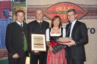 Auszeichnung Bewusst Tirol v. l. LH Günther Platter, Josef u. Barbara Stock, LHStv. Anton Steixner 