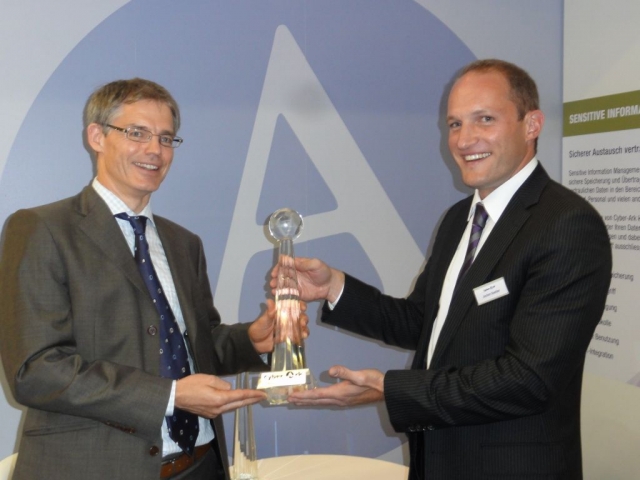 Jochen Koehler, Deutschland-Chef von Cyber-Ark (rechts),überreichte auf der it-sa 2011 den Award?Bes