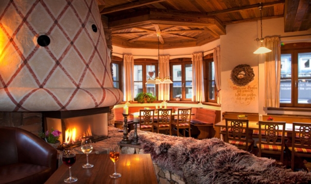 Gemütliche Kaminecke in der Göbel´s Dorf-Alm in Winterberg