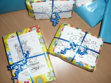 Liebevoll verpackte Spenden der Weihnachtsaktion 2011