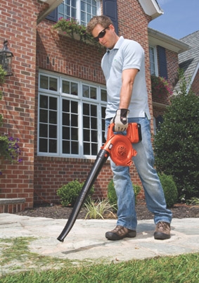 Die neuen Akku-Luftbesen von Black&Decker sind das ganze Jahrüber unentbehrliche Helfer beim Kehren 