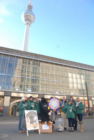 aktion tier hat heute (25.11.2011) große Aufklärungskampagne auf dem Berliner Alexanderplatz gestart