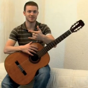 Gitarre lernen: Im JamBam-Gitarrekurs werden u.a. einfache Eselsbrücken zum Akkorde-Lernen vorgestel