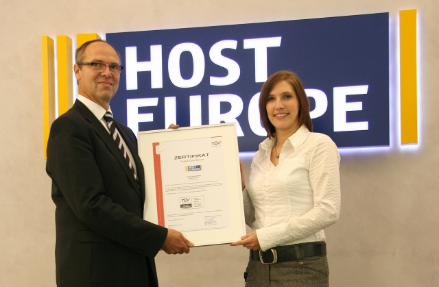 Detlev Henze, Geschäftsführer von TÜV Trust IT,übergibt das?Trusted Cloud?-Zertifikat an Melanie Buc Detlev Henze, Geschäftsführer von TÜV Trust IT,übergibt das?Trusted Cloud?-Zertifikat an Melanie Buc