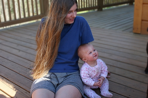 Haarbehandlungen, etwa von Svenson, bremsen Haarausfall nach der Entbindung.