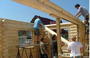 Bei herlichen Sonnenschein wurde das Blockhaus gebaut Bei herlichen Sonnenschein wurde das Blockhaus gebaut