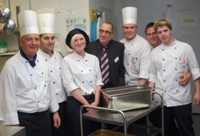 Das Küchenteam des u. a. mit Stefan Dobrecht (3. v. r.), Günter Preissler und Cemal Tekin (2. v. l.) Das Küchenteam des u. a. mit Stefan Dobrecht (3. v. r.), Günter Preissler und Cemal Tekin (2. v. l.)