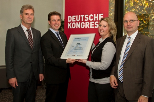 Zertifikatsübergabe  (v. l. n. r.): Klaus P. Böhme, Schmidt-Gevelsberg, Horst Döller, TÜV Rheinland,