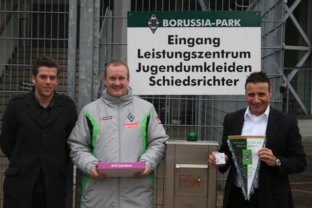 Übergabe des ersten Zahnrettungspaketes durch Zahnexperten24 und Janosch Kehlen (Hager&Werken) an He