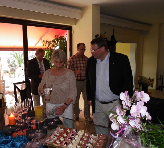 Bürgermeister Günther beim Gratulieren im Ayurveda-Hotelchen