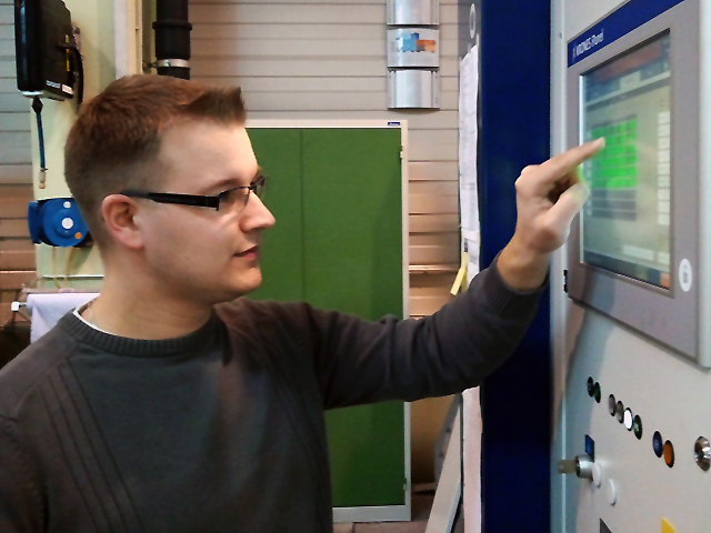 Matthias Erich beim Testen der Maschinen-Software Matthias Erich beim Testen der Maschinen-Software