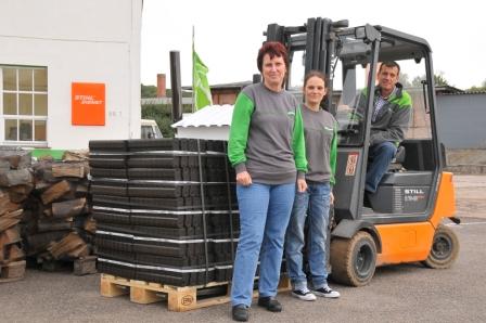 Weiß, wie man Holz und Kohle richtig lagert: Norbert Eichholz mit Brennstoffhändlerinnen. Foto: Manz Weiß, wie man Holz und Kohle richtig lagert: Norbert Eichholz mit Brennstoffhändlerinnen. Foto: Manz