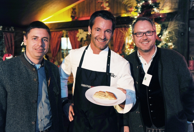 Christian Henze (Mitte) präsentiert die ALPENHAIN Käse Medaillons?à la Henze? zusammen mit Olaf Leke Christian Henze (Mitte) präsentiert die ALPENHAIN Käse Medaillons?à la Henze? zusammen mit Olaf Leke