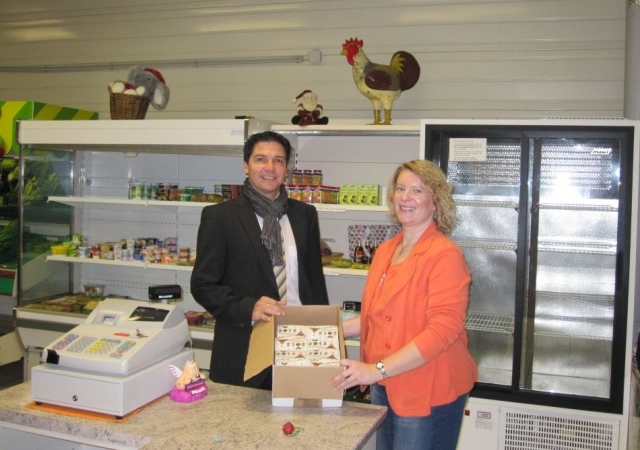Carsten Hoffmann von der kontech GmbH bei derÜbergabe von Adventskalendern an die Frau Regina Voeltz Carsten Hoffmann von der kontech GmbH bei derÜbergabe von Adventskalendern an die Frau Regina Voeltz