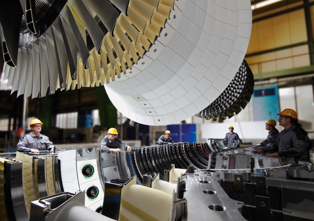 Einlegen eines Turbinenläufers der Siemens Gasturbine SGT5-4000F. Einlegen eines Turbinenläufers der Siemens Gasturbine SGT5-4000F.