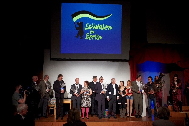 Die Sieger des Autorenwettbewerbs mit Schauspielern, Regisseur und Moderatoren Die Sieger des Autorenwettbewerbs mit Schauspielern, Regisseur und Moderatoren