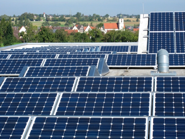 Photovoltaikanlage der Theben AG auf dem Dach des Produktionsgebäudes in Haigerloch