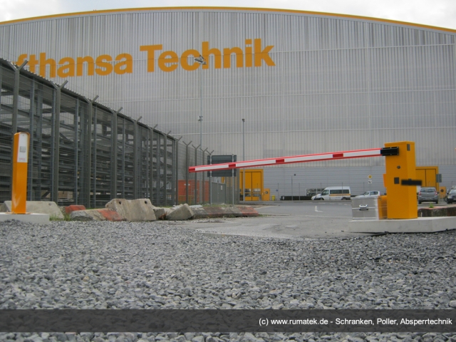 Mobile Schranke mit Akkubetrieb am Frankfurter Flughafen. Weitere Möglichkeiten der Montage von Schr Mobile Schranke mit Akkubetrieb am Frankfurter Flughafen. Weitere Möglichkeiten der Montage von Schr