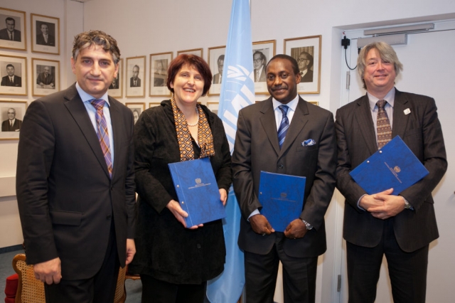Vereinbarten enge Kooperation: Kandeh K. Yumkella, Generaldirektor der UNIDO (Bild, 2.v.r.), WorldSk Vereinbarten enge Kooperation: Kandeh K. Yumkella, Generaldirektor der UNIDO (Bild, 2.v.r.), WorldSk