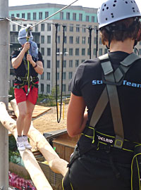 Blind Walk in 13 Meter Höhe Hier sind Vertrauen in den Partner und klare Kommunikation gefragt Blind Walk in 13 Meter Höhe Hier sind Vertrauen in den Partner und klare Kommunikation gefragt