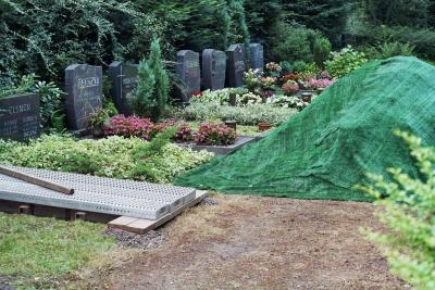 Mit der Sterbegeldversicherung im Trauerfall muss man nicht nochüber die Kosten der Beisetzung nachd Mit der Sterbegeldversicherung im Trauerfall muss man nicht nochüber die Kosten der Beisetzung nachd
