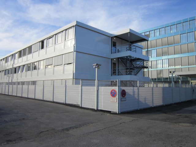 Mehr als 200 Container wurden für die Büro-Anlage innerhalb weniger Wochen zusammen gebaut. Mehr als 200 Container wurden für die Büro-Anlage innerhalb weniger Wochen zusammen gebaut.