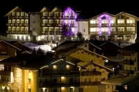 Außenansicht bei Nacht 1 (Hotel Lac Salin Spa & Mountain Resort)