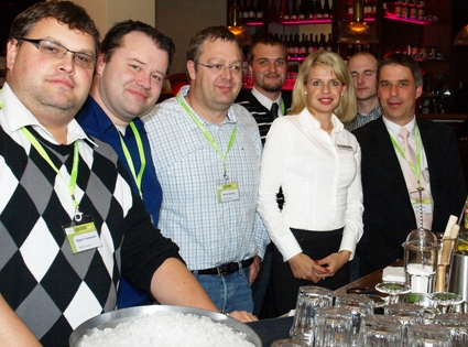 Zeigten Talent beim Cocktail mixen (von links): R. Frommann (IWETEC GmbH), R. Wolf, D. Seuring (beid
