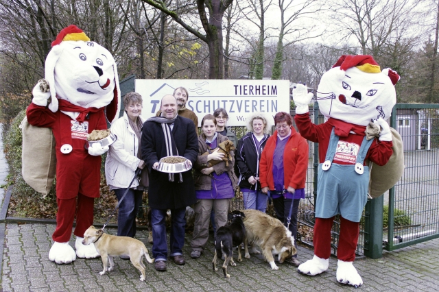 Start der Weihnachtstour in Wuppertal: Tierheimleiterin Eva-Maria Scheugenpflug, Fressnapf-Unternehm Start der Weihnachtstour in Wuppertal: Tierheimleiterin Eva-Maria Scheugenpflug, Fressnapf-Unternehm