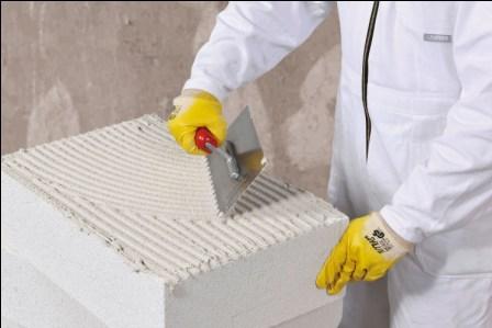 Das weber.therm Mineralschaum Innendämmsystem wirkt gleichzeitig wärme- und feuchteregulierend.