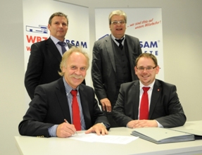 Feierliche Unterzeichnung des Tarifvertrages: Erhard Rübsam und Robert Weißenbrunner (rechts).