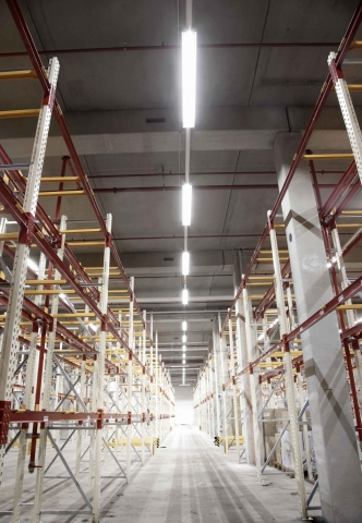 Regallager mit LED-Beleuchtung (Leuchten hängen in einer Höhe von rund 5,40 m