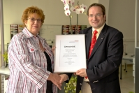 Geschäftsführerin Barbara Botterbusch erhält die Urkunde des bvbf Geschäftsführerin Barbara Botterbusch erhält die Urkunde des bvbf