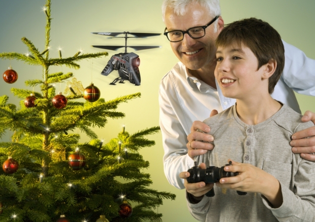Der Hubschrauber Hawk Eye von Air Hogs ist das perfekte Weihnachtsgeschenk für kleine und große Jung Der Hubschrauber Hawk Eye von Air Hogs ist das perfekte Weihnachtsgeschenk für kleine und große Jung