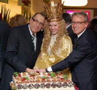 G. Preissler (li.) und V. Pfaff schneiden mit dem Nürnberger Christkind die Geburtstagstorte an. G. Preissler (li.) und V. Pfaff schneiden mit dem Nürnberger Christkind die Geburtstagstorte an.
