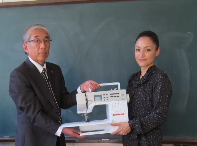 Kazu Huggler mit dem Direktor der Tanaka High School Kazu Huggler mit dem Direktor der Tanaka High School