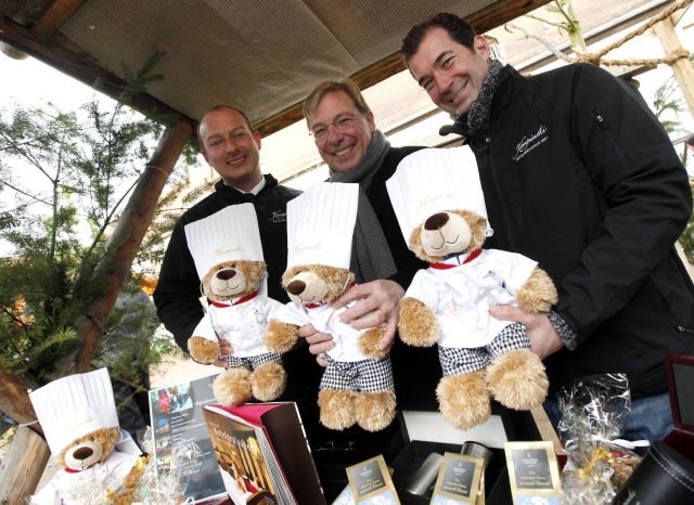 Von rechts nach links: Thomas M. Fischer, Direktor Kempinski Hotel Gravenbruch, Bruno Seibert, Vorsi Von rechts nach links: Thomas M. Fischer, Direktor Kempinski Hotel Gravenbruch, Bruno Seibert, Vorsi