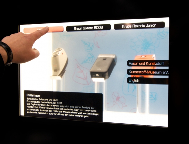 Innovative Vitrine mit transparentem Touchscreen - von bluelemon Interactive