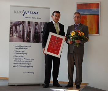 Harald Zimmermann, Vorstand URBANA Energietechnik (links), erhält von Holger Hansen, Vertriebsleiter