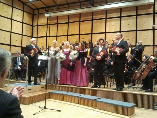 SWR SonntagsChor und Solisten, v.l.n.r.: Chorleiter Bernhard Haßler, Annette Postel (Sopran), Edeltr