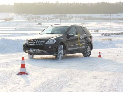 Fahrsicherheit praxisnah trainieren bei einem ADAC-Wintertraining Fahrsicherheit praxisnah trainieren bei einem ADAC-Wintertraining