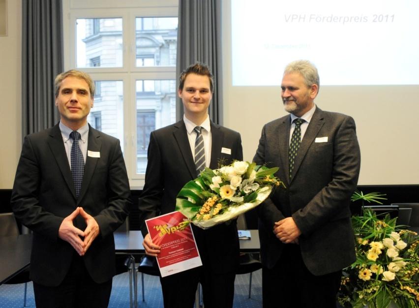 (v.l.n.r.) Steffen Bruckner (Geschäftsführer), Robbert Kokkeel, Prof. Dr. Günter Truszkiewitz (v.l.n.r.) Steffen Bruckner (Geschäftsführer), Robbert Kokkeel, Prof. Dr. Günter Truszkiewitz