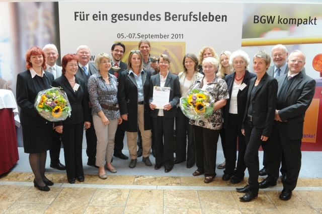 Vertreter der BGW, Vertreter/-innen der ausgezeichneten Unternehmen und Dr. Irene Preußner-Moritz, G Vertreter der BGW, Vertreter/-innen der ausgezeichneten Unternehmen und Dr. Irene Preußner-Moritz, G