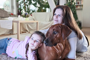 Kuscheln gehört genauso zur Weihnachtszeit wie tiergerechte Knabbereien (www.agila.de)
