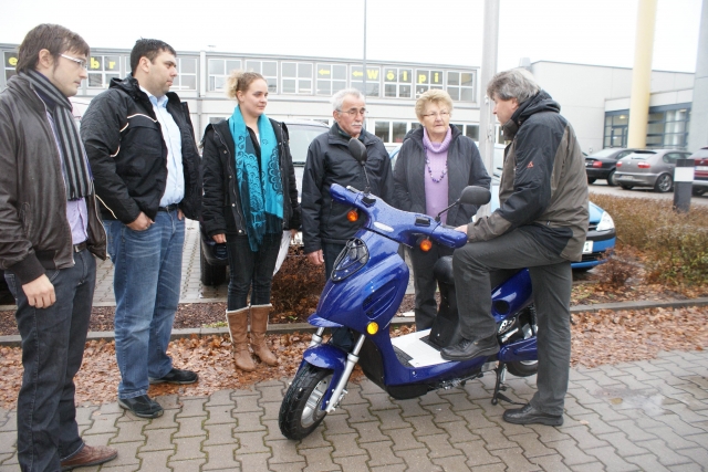 Foto: Herr Josef Stoiber mit seiner Frau; Herr Wolfgang Beyer, Techniker von elektroroller.de, Patri