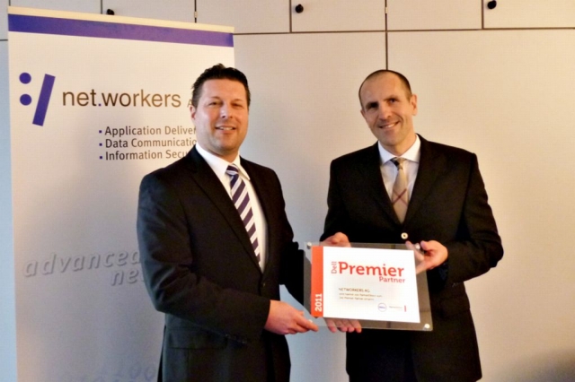 Helmut Nohr, Dell Channel Sales Manager Deutschland (l.),überreicht die Ernennungsurkunde zum Dell P Helmut Nohr, Dell Channel Sales Manager Deutschland (l.),überreicht die Ernennungsurkunde zum Dell P