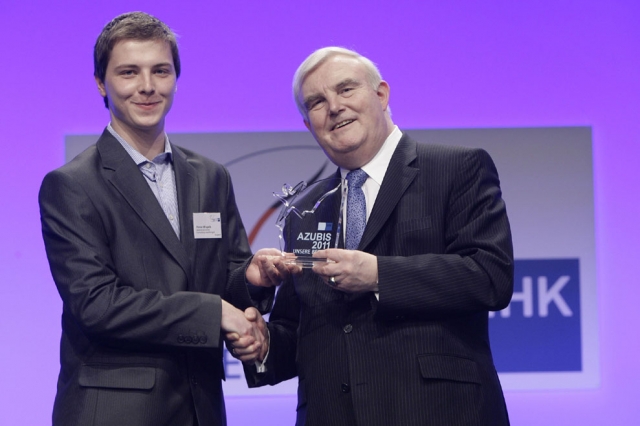 Hans-Heinrich Driftmann, Präsident des Deutschen Industrie- und Handelskammertages (DIHK)überreicht Hans-Heinrich Driftmann, Präsident des Deutschen Industrie- und Handelskammertages (DIHK)überreicht